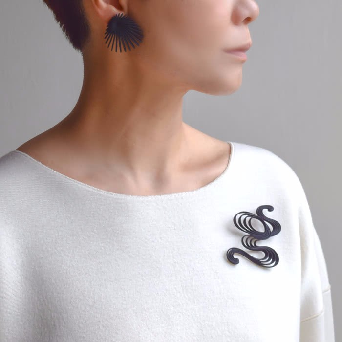 ミナモ　黒　ブローチ