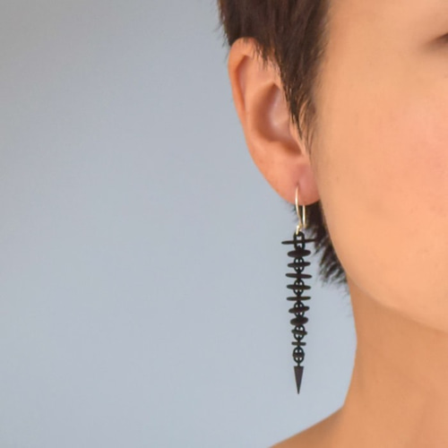フロンド 黒 ピアス・イヤリング ピアス（フック・チェーン