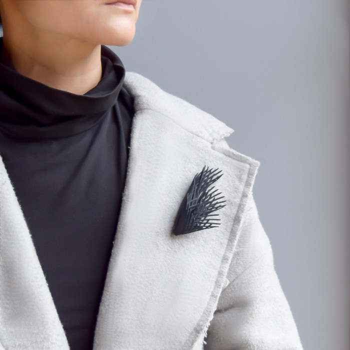 フレア　黒　ブローチ