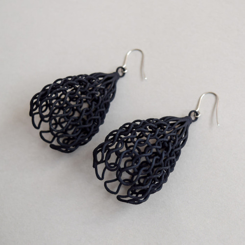 ニット黒 ピアス・イヤリング ピアス（フック・チェーン