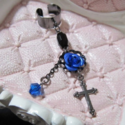 青薔薇と十字架のイヤーカフ 1枚目の画像