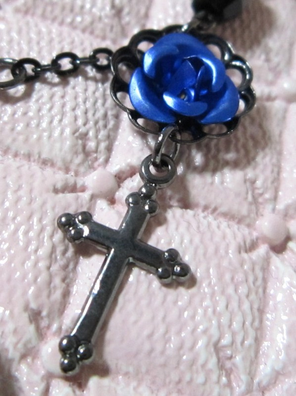 青薔薇と十字架のイヤーカフ 2枚目の画像