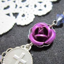 紫薔薇と十字架のイヤーカフ 3枚目の画像