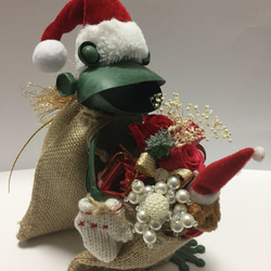 プリザーブドフラワーやクリスマスプレゼントを持ったカエルのサンタがやって来た！ 3枚目の画像