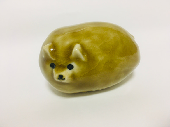 握り犬の置物 黄瀬戸釉 陶器 2枚目の画像