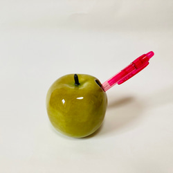 PPAP Applepen オリーブ色のリンゴのペン立て 1枚目の画像