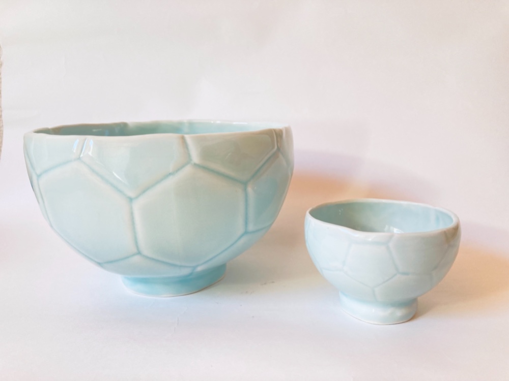 サッカーボールの器　青磁　ボウルとお猪口のセット 4,050円