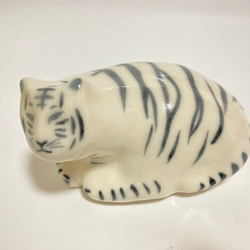 干支の虎　ホワイトタイガーの置物 陶器　11センチ 1枚目の画像