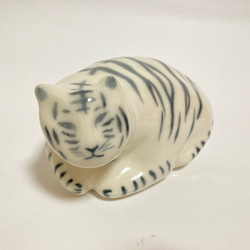 干支の虎　ホワイトタイガーの置物 陶器　11センチ 2枚目の画像