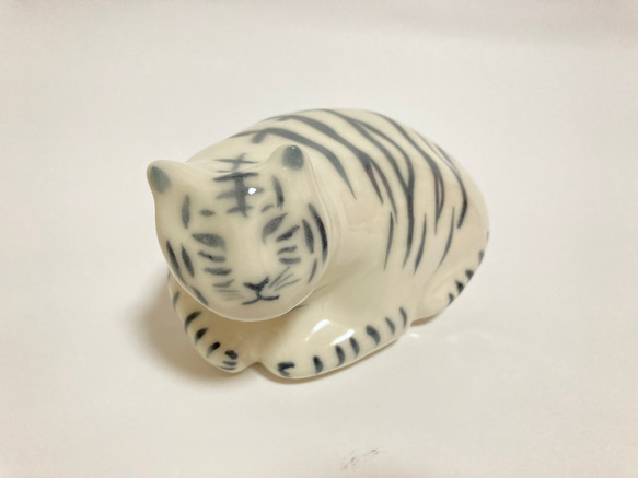 干支の虎　ホワイトタイガーの置物 陶器　11センチ 2枚目の画像