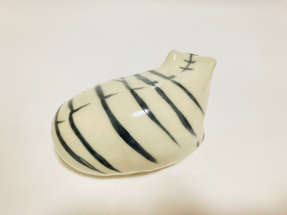 干支の虎　ホワイトタイガーの置物 陶器　11センチ 4枚目の画像