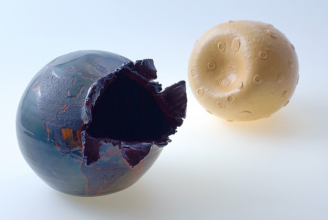 陶器のアート　破裂した地球と凹んだ月　緑