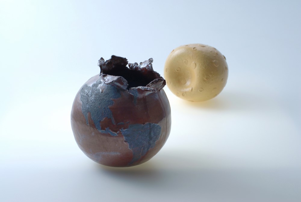 陶器のアート　破裂した地球と凹んだ月　赤