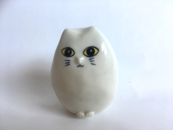 一隻眼睛明亮的白貓雕像陶器 第1張的照片