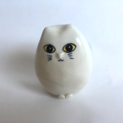 一隻眼睛明亮的白貓雕像陶器 第2張的照片