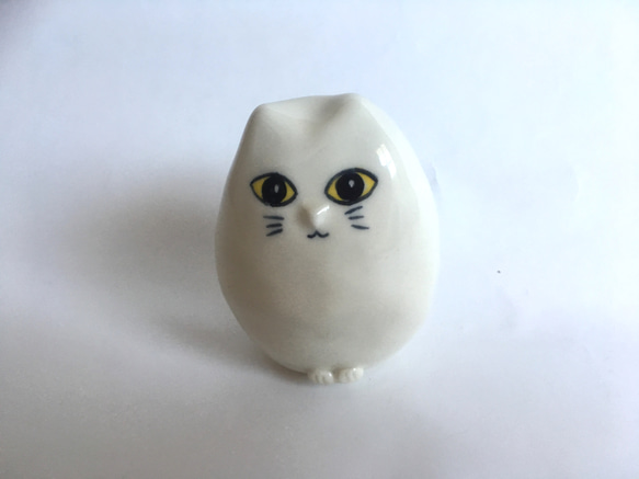 一隻眼睛明亮的白貓雕像陶器 第2張的照片