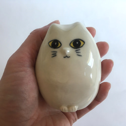 一隻眼睛明亮的白貓雕像陶器 第4張的照片