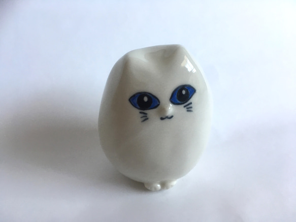 藍眼睛白貓雕像陶器 第2張的照片
