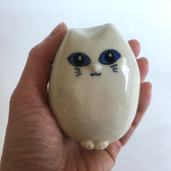 藍眼睛白貓雕像陶器 第3張的照片