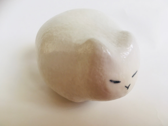 丸まった白いネコの置物 白マット釉 陶器 3枚目の画像