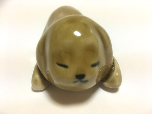 眠るイヌの置物 黄瀬戸釉 陶器 4枚目の画像
