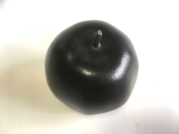 黒マットのリンゴ 2枚目の画像