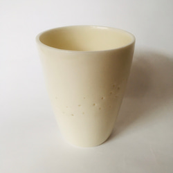 蛍手の白い透けるカップ　透光性磁土マグカップ 1枚目の画像
