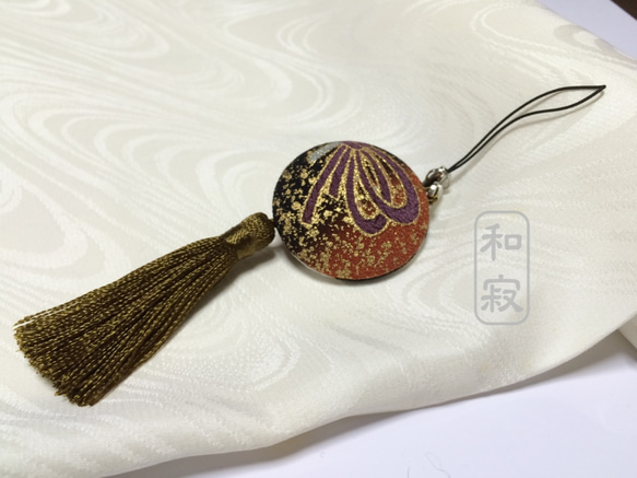 ふわりと揺れるふさが可愛い、着物とふさのストラップ　黄茶01 1枚目の画像
