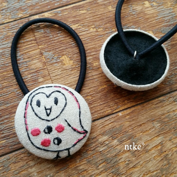 【手刺繍 ヘアゴム ＊苺色メンフクロウ＊デザイン③】 ふくろう 梟 刺繍 一点物 ヘアアクセサリー 髪ゴム まとめ髪 2枚目の画像