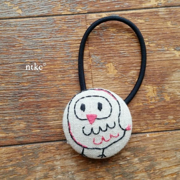 【手刺繍 ヘアゴム ＊苺色ふくろう＊デザイン②】 ふくろう 梟 刺繍 一点物 ヘアアクセサリー 髪ゴム 髪留め まとめ髪 1枚目の画像