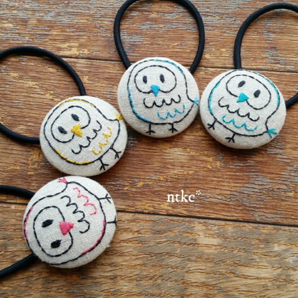 【手刺繍 ヘアゴム ＊翡翠色ふくろう＊デザイン②】 ふくろう 梟 刺繍 一点物 ヘアアクセサリー 髪ゴム 髪留 まとめ髪 3枚目の画像