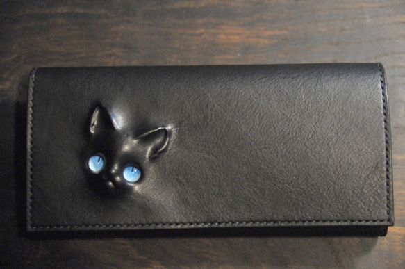黒猫の長財布（表革：VACCHETTA800、仮セット猫目：ラグドール・ブルーeyes）約257ｇ 猫目選べます♪ 1枚目の画像