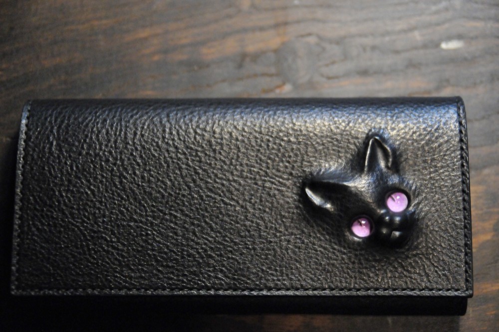 黒猫の長財布（表革：VACCHETTA800、仮セット猫目：パープルeyes