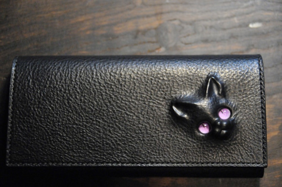 猫の顔デザイン黒レザー長財布 黒猫の長財布（表革：VACCHETTA800、仮セット猫目：パープルeyes