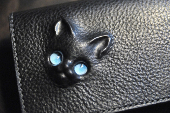 黒猫の長財布（表革：VACCHETTA800、仮セット猫目：ブルーeyes）約223ｇ 猫目選べます♪ 2枚目の画像