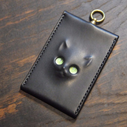 黒猫のパスケース （黒革）約54ｇ  猫目選べます♪ 2枚目の画像