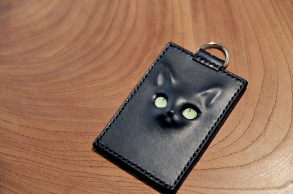 濃紺　レリーフ猫のパスケース　大人ネコface 1枚目の画像
