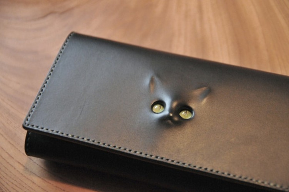 黒  レリーフ猫の長財布 1枚目の画像