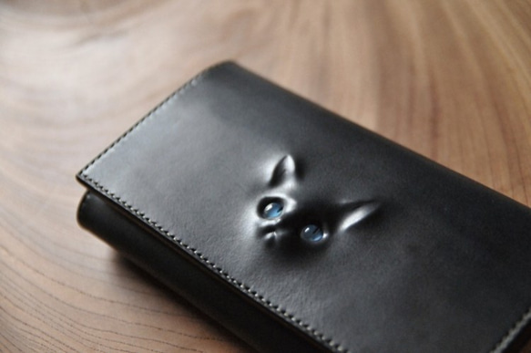 黒  レリーフ猫の長財布 2枚目の画像