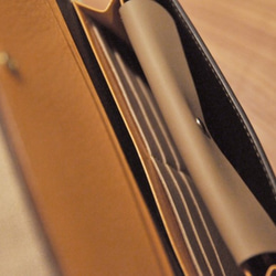 黒  レリーフ猫の長財布 3枚目の画像