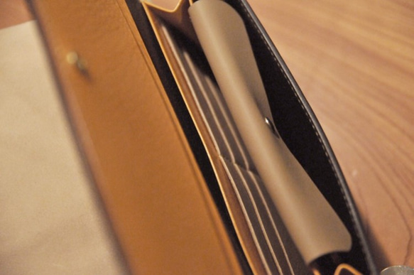 黒  レリーフ猫の長財布 3枚目の画像