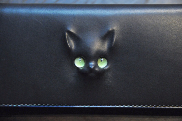 黒猫の長財布 （表革：TEMPESTI社、内装：ダークグレー／ブラック）約262ｇ  猫目選べます♪ 1枚目の画像