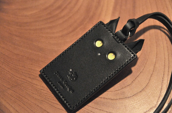【n様オーダー品】漆黒　革紐付き猫目カードケース（１枚用） 1枚目の画像
