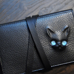 新作特価！黒猫の三つ折り財布（表革：conceria800社、内装：ダークグレー） 約180ｇ  猫目選択可♪ 1枚目の画像