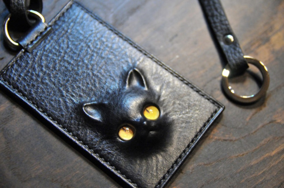 黒猫のパスケースB（表革：VACCHETTA800、キーリング・ロングストラップ付）約61ｇ  猫目選べます♪ 1枚目の画像