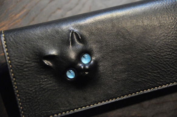 黒猫の長財布 約247ｇ（表革：イタリア VACCHETTA800、仮セット猫目：アクアマリン）猫目選べます♪ 1枚目の画像