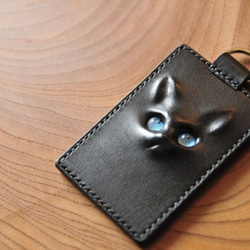 黒　レリーフ猫のパスケース 2枚目の画像