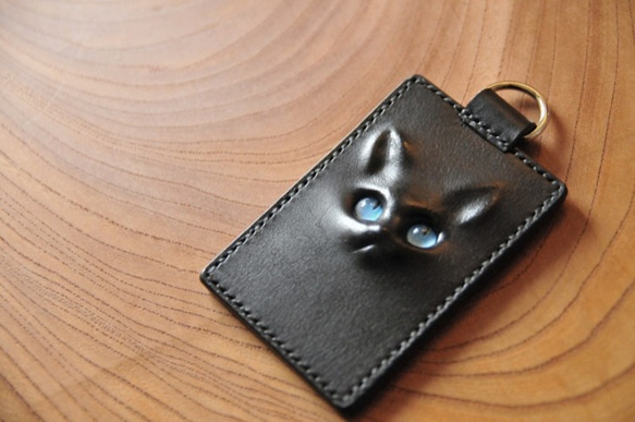 黒　レリーフ猫のパスケース 2枚目の画像