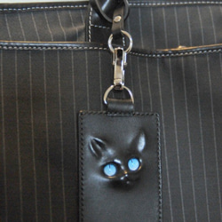 黒　レリーフ猫のパスケース 5枚目の画像