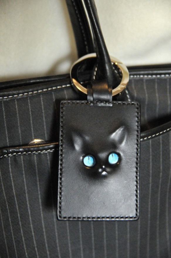 黒　レリーフ猫のパスケース×キーホルダー 4枚目の画像